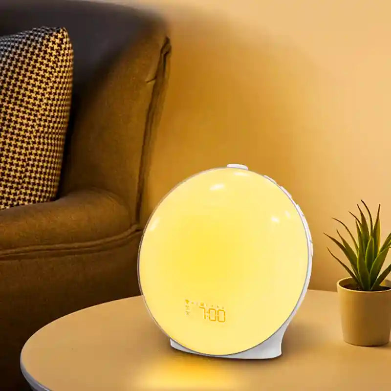 Lampe de luminothérapie LumiÉveil™ sur une table de chevet, émettant une lumière chaude et apaisante, créant une ambiance sereine dans la chambre.